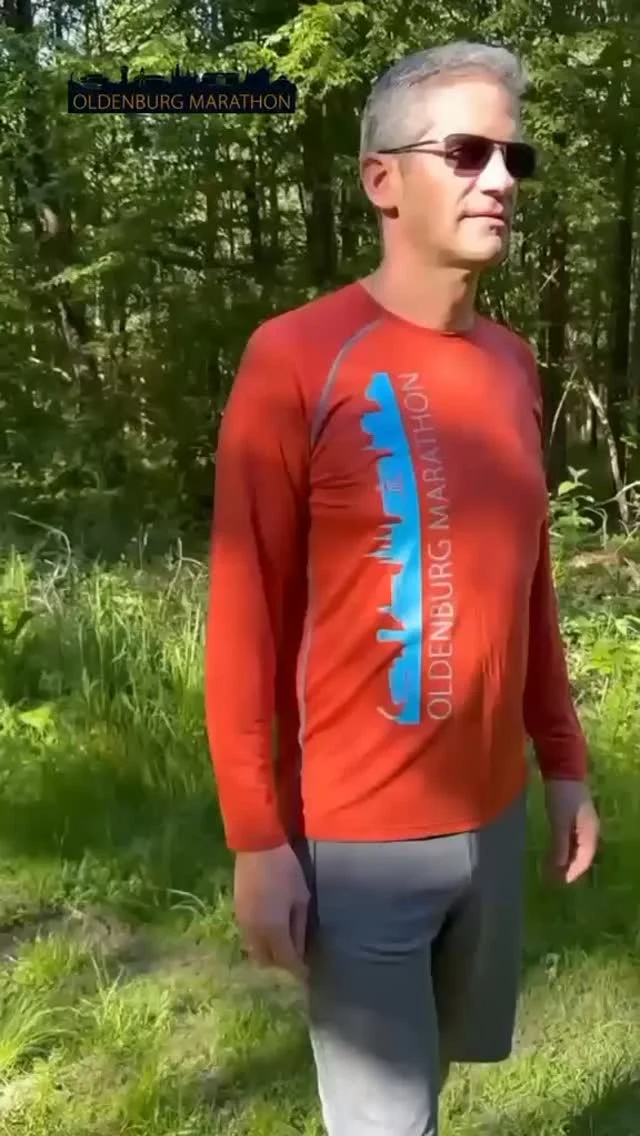 Du willst so gut aussehen wie Mecki? Dann buche zu deiner Anmeldung beim Oldenburg Marathon das Langarm Shirt von Wijld dazu! Atmungsaktive Holzfaser mit einem kleine Anteil recyceltem Kunststoff. Leicht und schick für kühlere Tage.